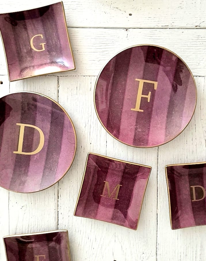 Mini plato cuadrado 10 cm rayas burdeo y rosada, letras doradas