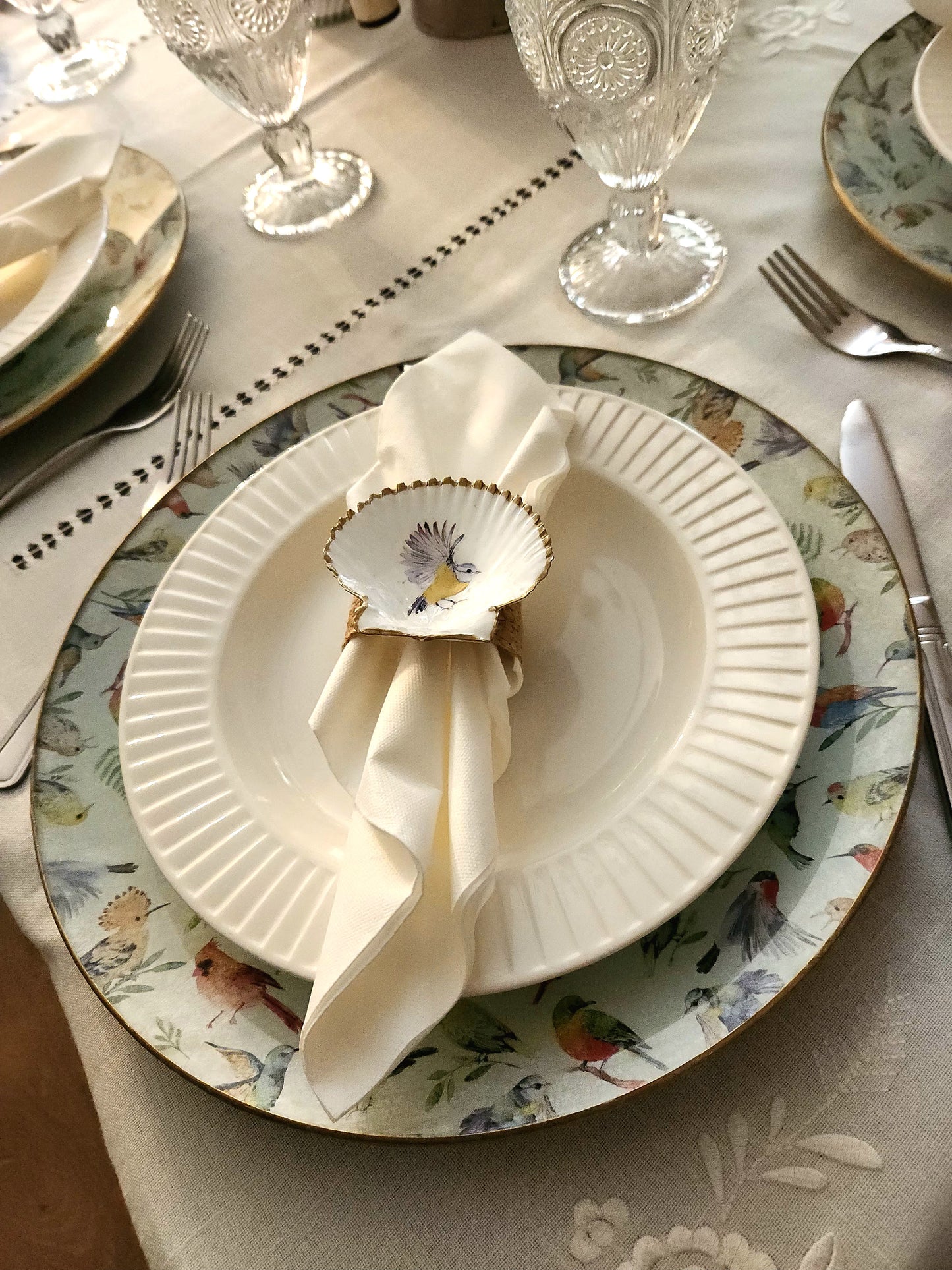 Conjunto plato base y servilletero  diseño pájaros  (8 personas)