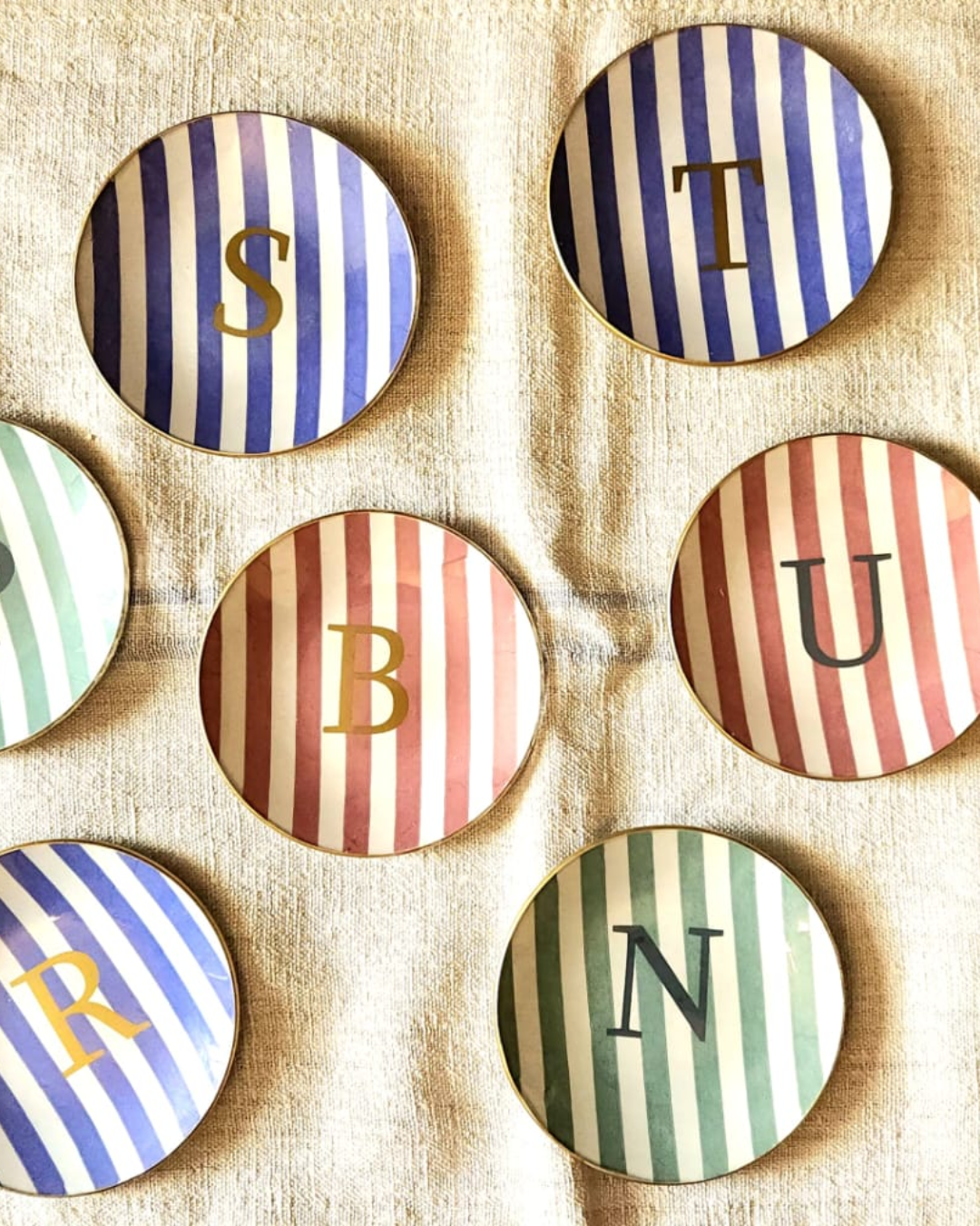 Mini platos Iniciales diseño rayas 10cm