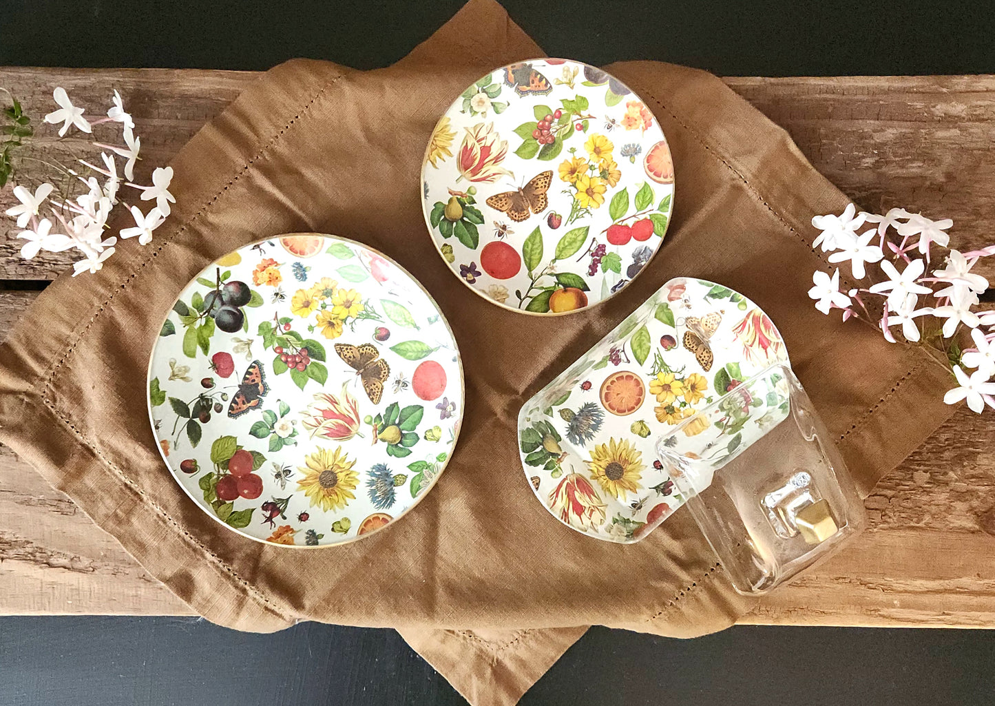 Conjunto  2 platos + mantequillera con diseño mariposas 16cm y 19cm