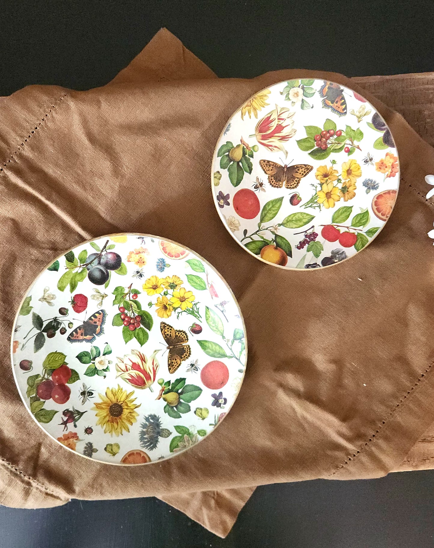 Conjunto  2 platos + mantequillera con diseño mariposas 16cm y 19cm