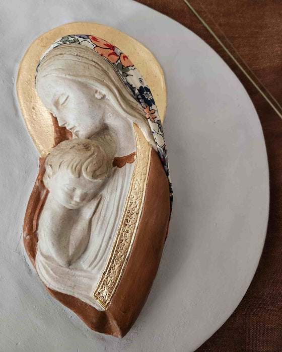 Virgen pintada a mano Alerce fondo claro