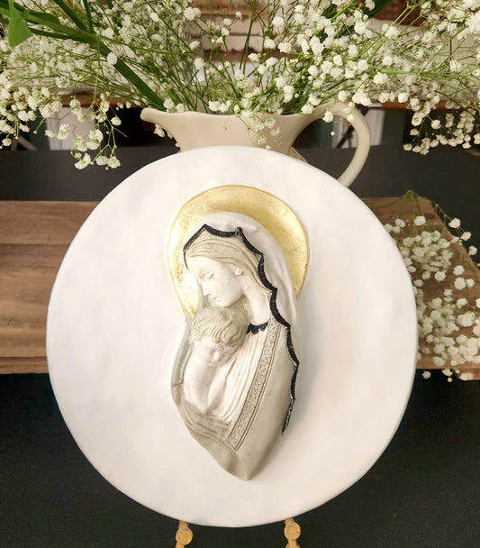 Virgen pintada a mano diseño manto blanco