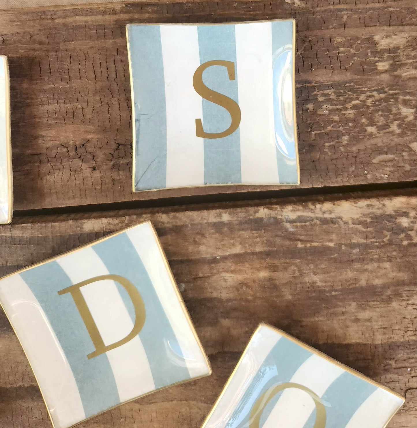 Mini platos cuadrados  diseño rayas celestes  Iniciales diseño lineas  10cm