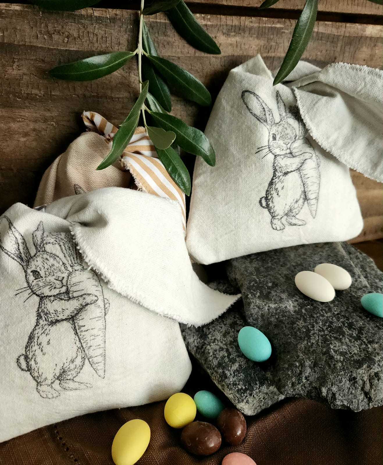 Pack 2 Bolsitas de Pascua Conejitos orejas cafe  y grises (15 cm)