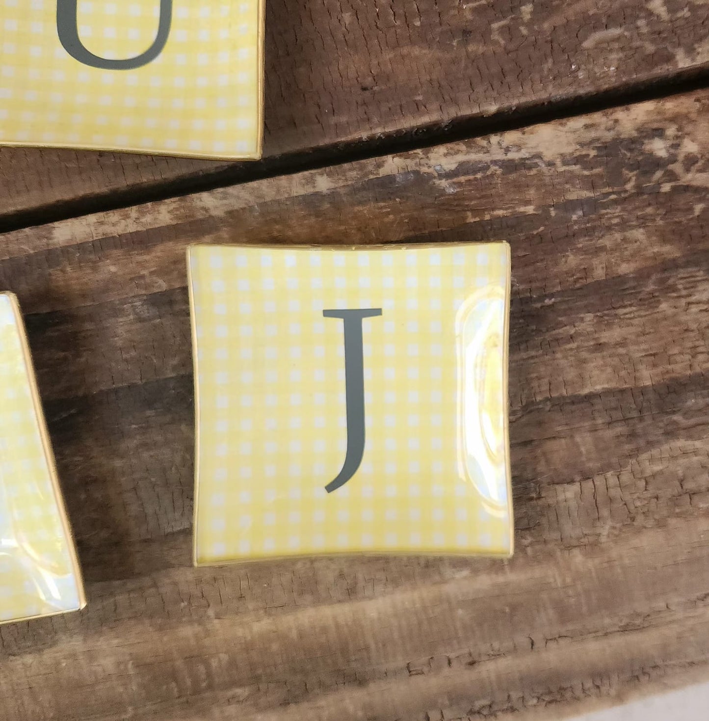 Mini platos cuadrados  diseño cuadrille amarillo  Iniciales diseño lineas  10cm