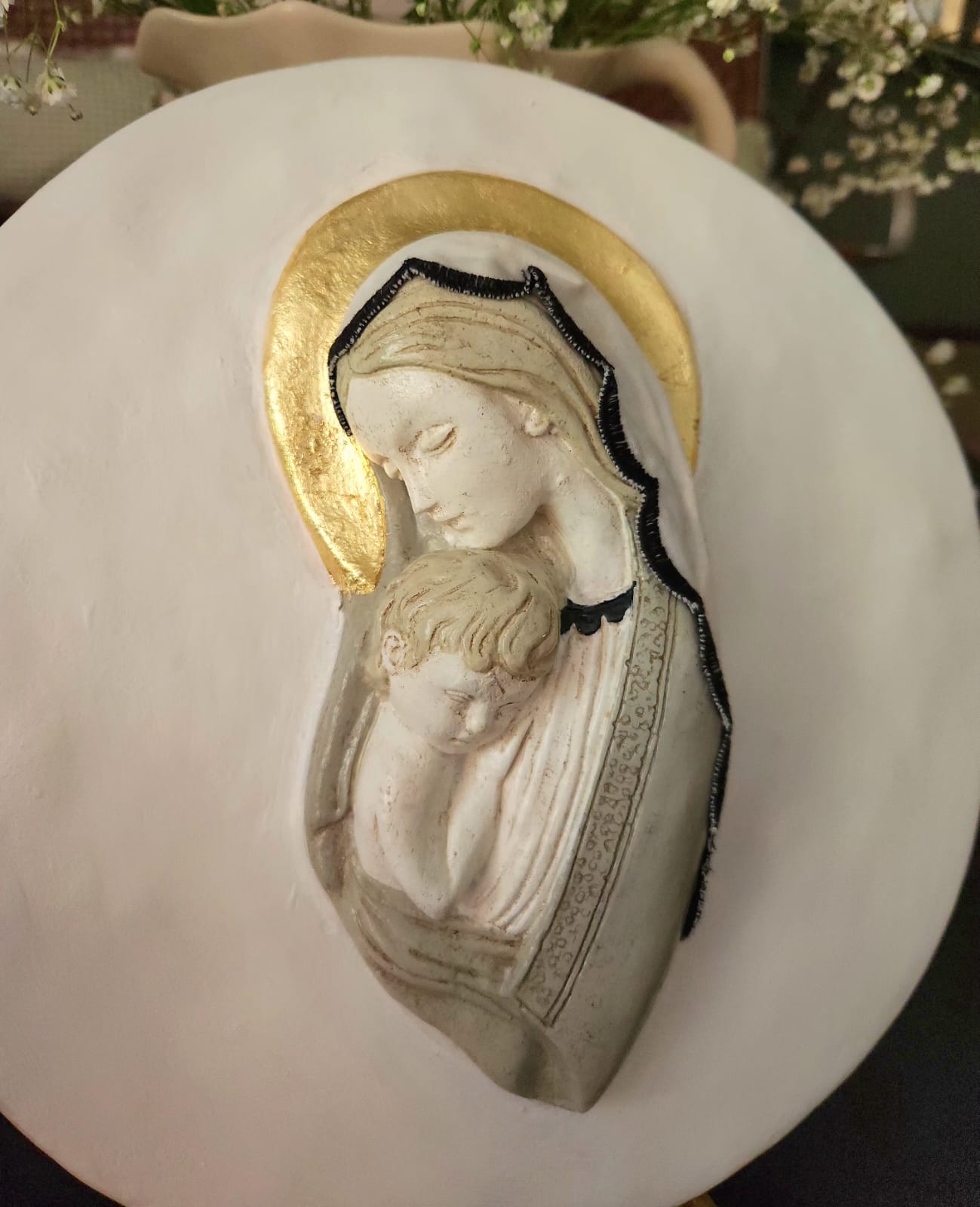 Virgen pintada a mano diseño manto blanco