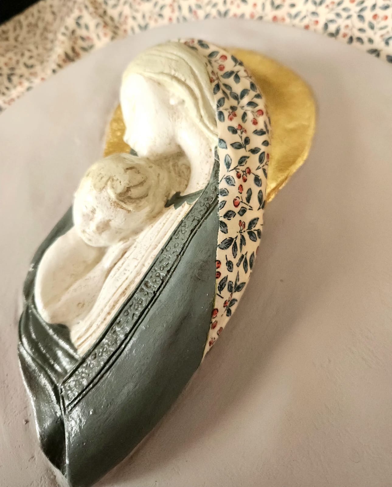 Virgen pintada a mano Manto hojas