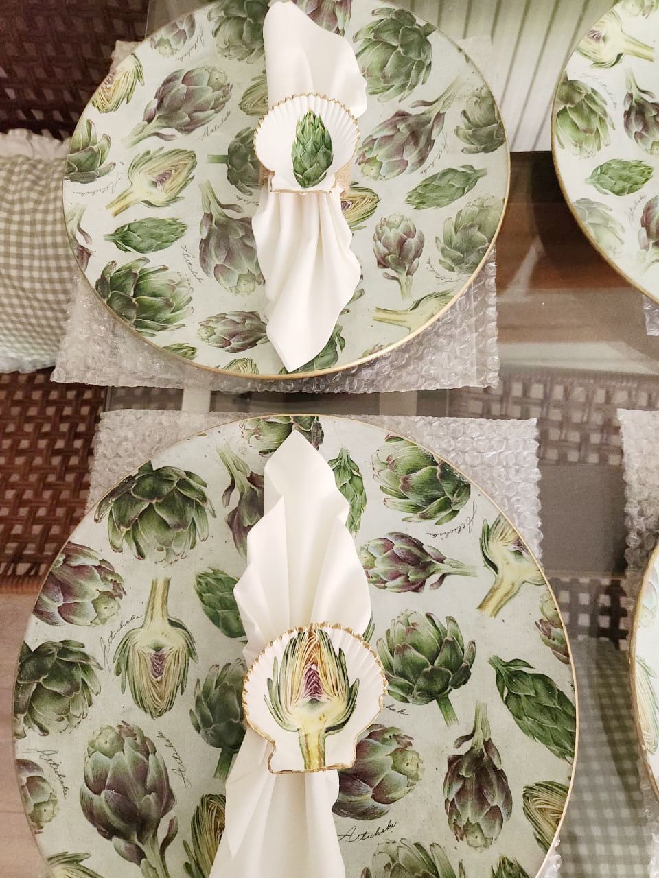 Conjunto plato base y servilletero  diseño alcachofa  (8 personas)