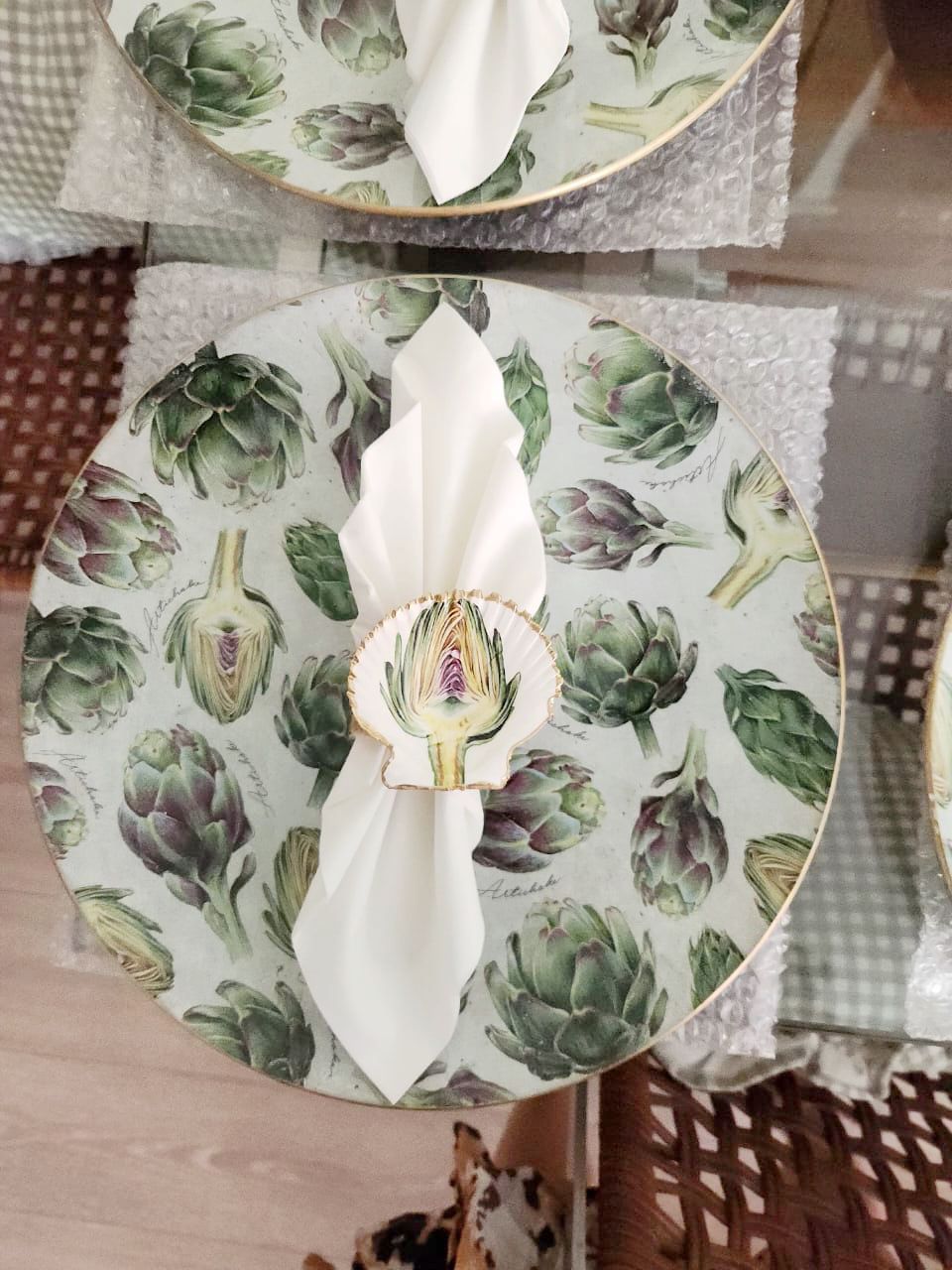 Conjunto plato base y servilletero  diseño alcachofa  (8 personas)