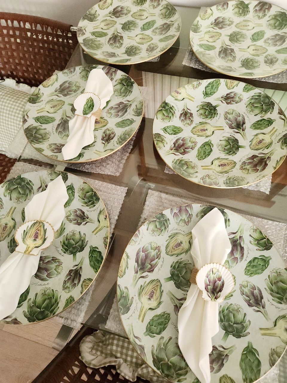 Conjunto plato base y servilletero  diseño alcachofa  (8 personas)