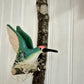 Colibrí verde  en vuelo, tallado en madera