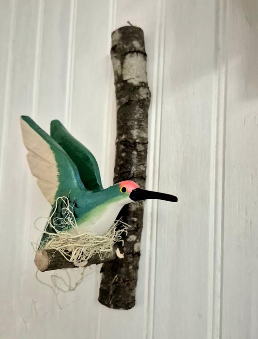 Colibrí verde  en vuelo, tallado en madera