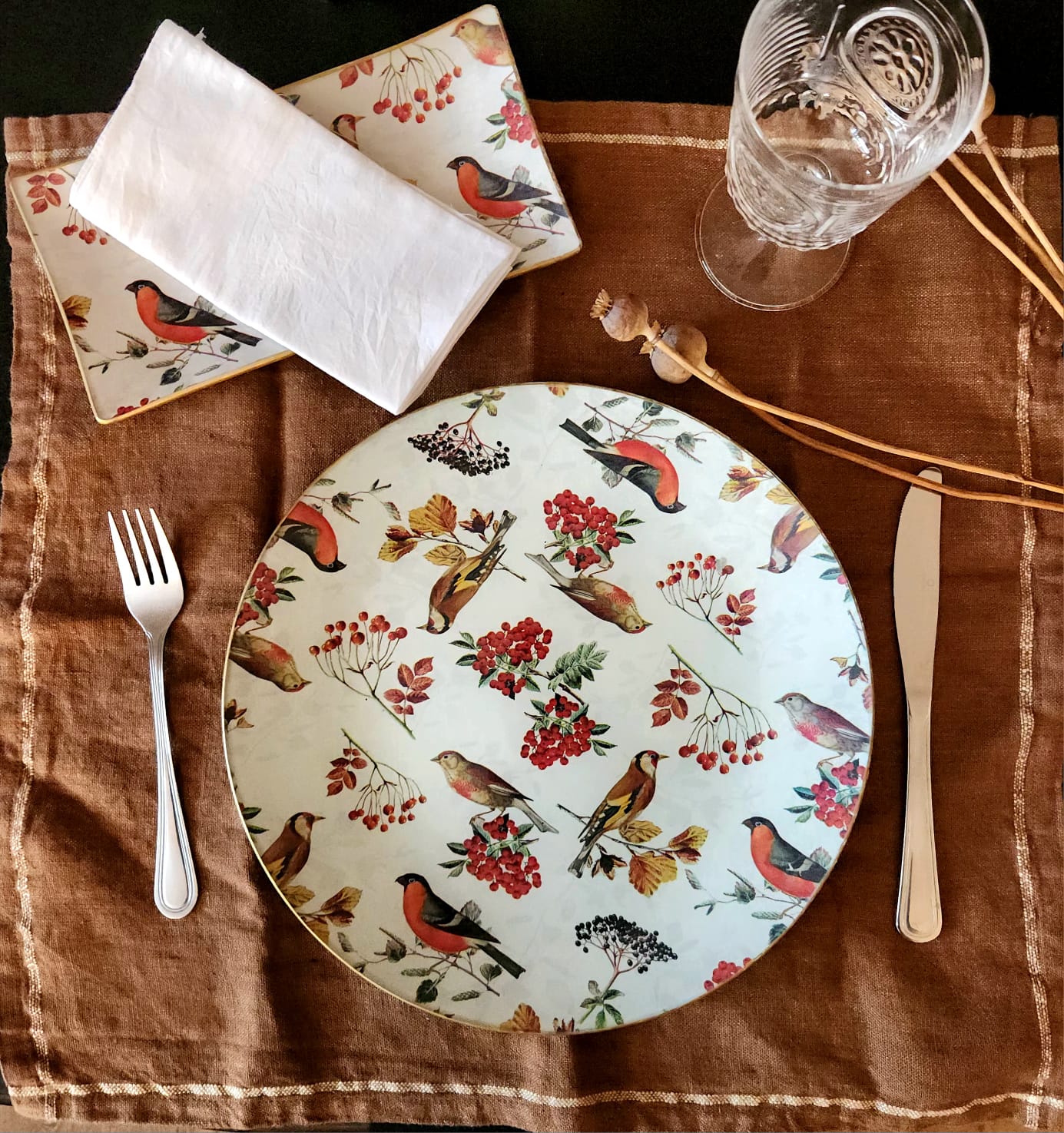 Conjunto plato base y servilletero diseño Aves y Berries (8 personas)