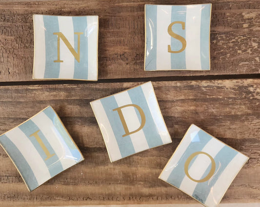 Mini platos cuadrados  diseño rayas celestes  Iniciales diseño lineas  10cm