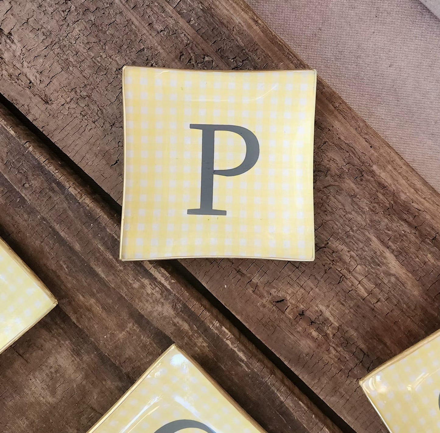 Mini platos cuadrados  diseño cuadrille amarillo  Iniciales diseño lineas  10cm