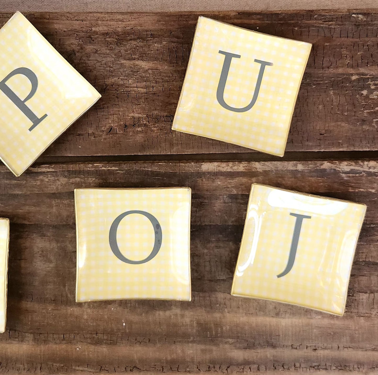 Mini platos cuadrados  diseño cuadrille amarillo  Iniciales diseño lineas  10cm